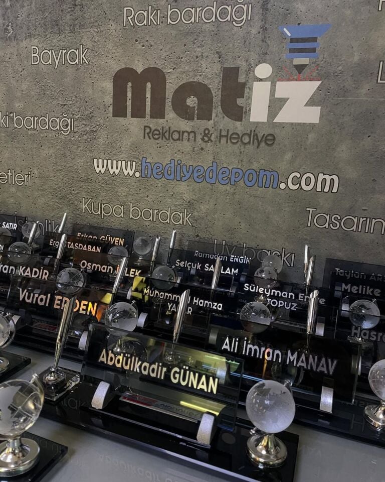 Eko Model Dünyalı Kristal Masa İsimliği