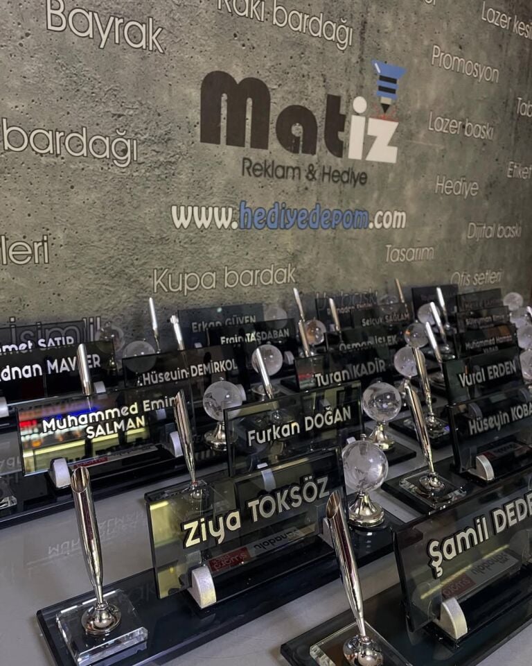 Eko Model Dünyalı Kristal Masa İsimliği