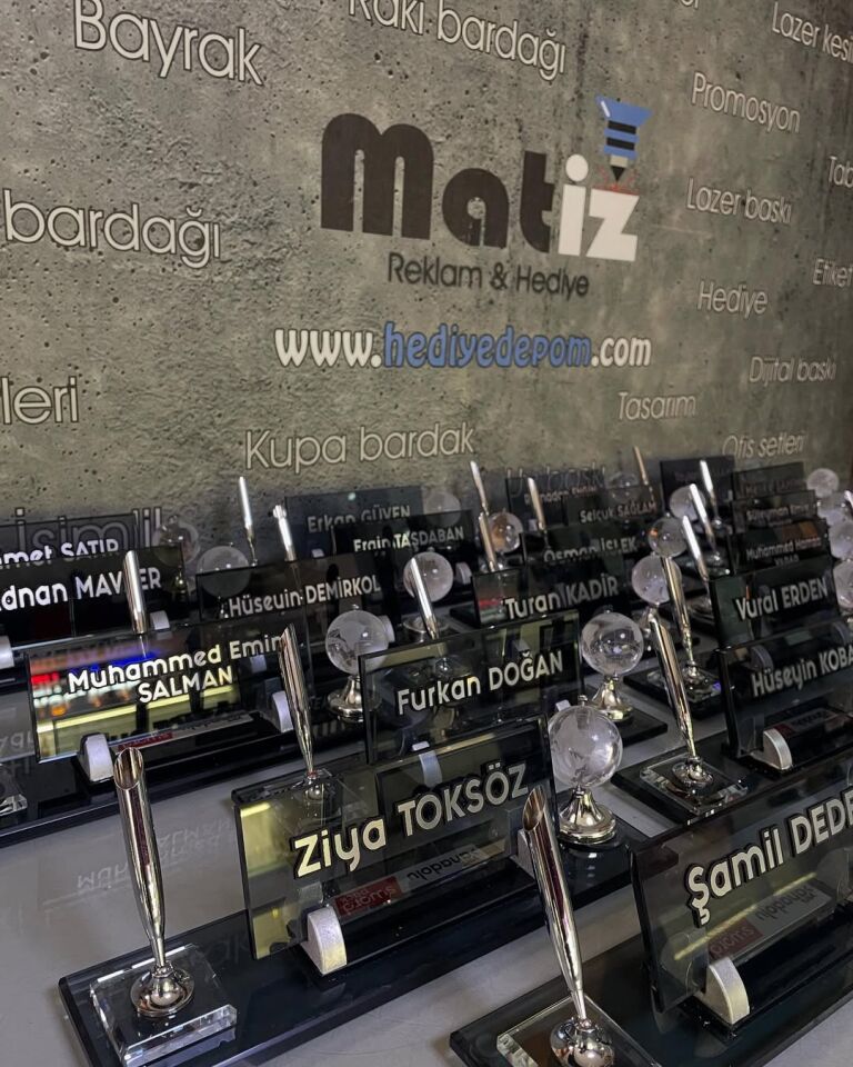 Eko Model Dünyalı Kristal Masa İsimliği