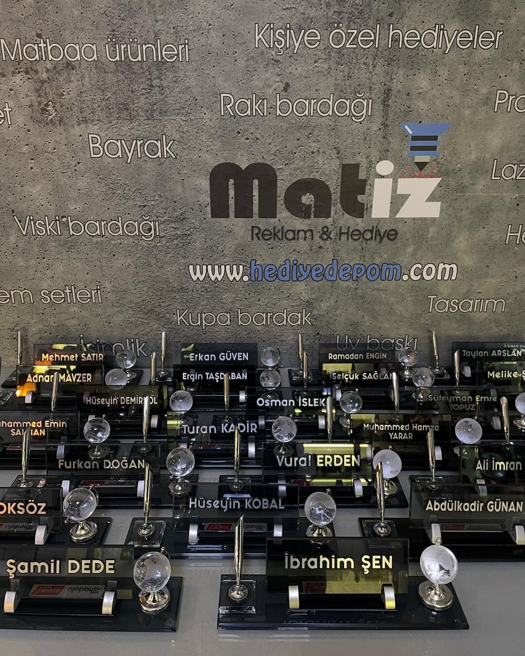 Eko Model Dünyalı Kristal Masa İsimliği