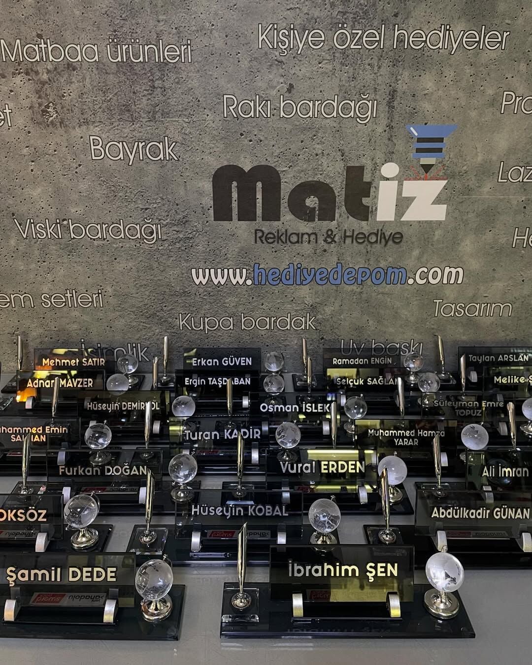 Eko Model Dünyalı Kristal Masa İsimliği