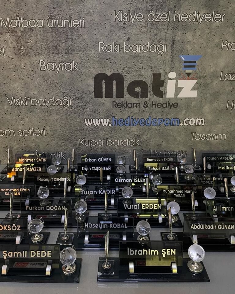 Eko Model Dünyalı Kristal Masa İsimliği