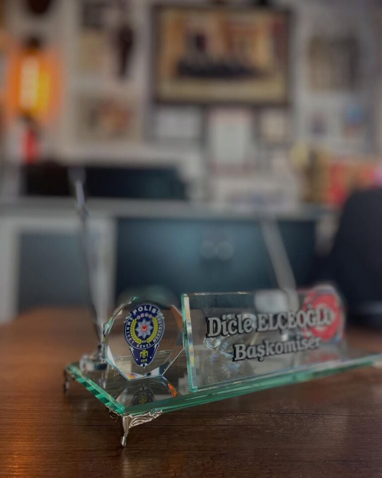 Polis Logolu Cam Masa İsimliği