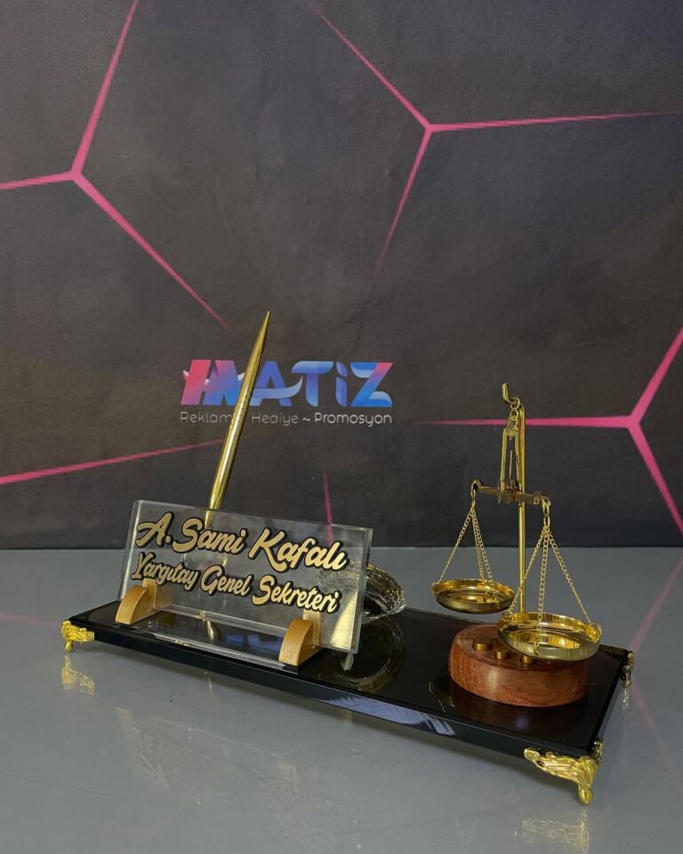 Adalet Terazili Kristal Masa İsimliği