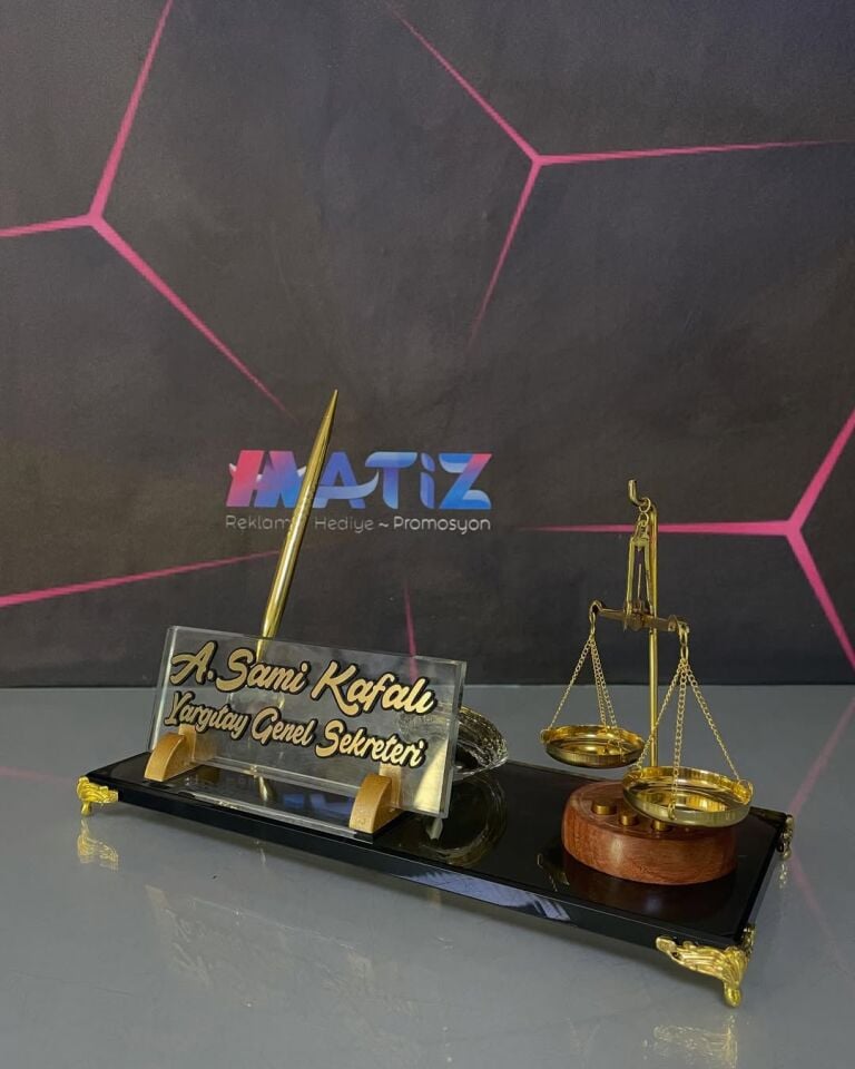 Adalet Terazili Kristal Masa İsimliği