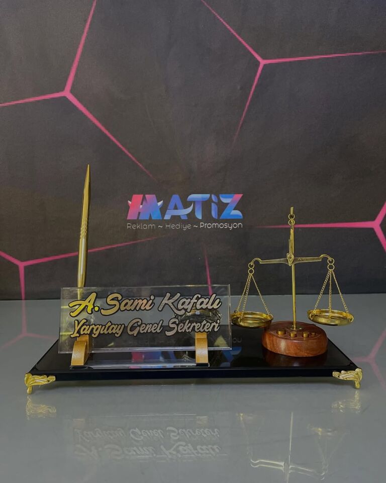 Adalet Terazili Kristal Masa İsimliği