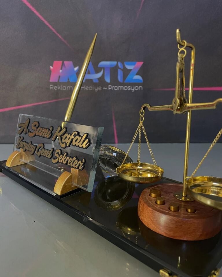 Adalet Terazili Kristal Masa İsimliği
