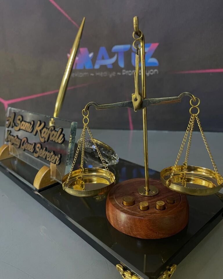Adalet Terazili Kristal Masa İsimliği