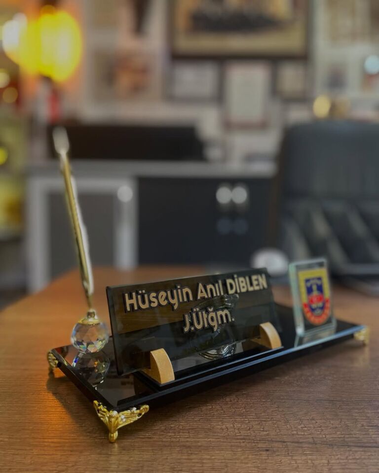 Jandarma Logolu Masa İsimliği