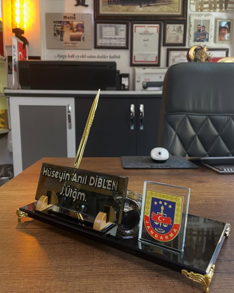 Jandarma Logolu Masa İsimliği