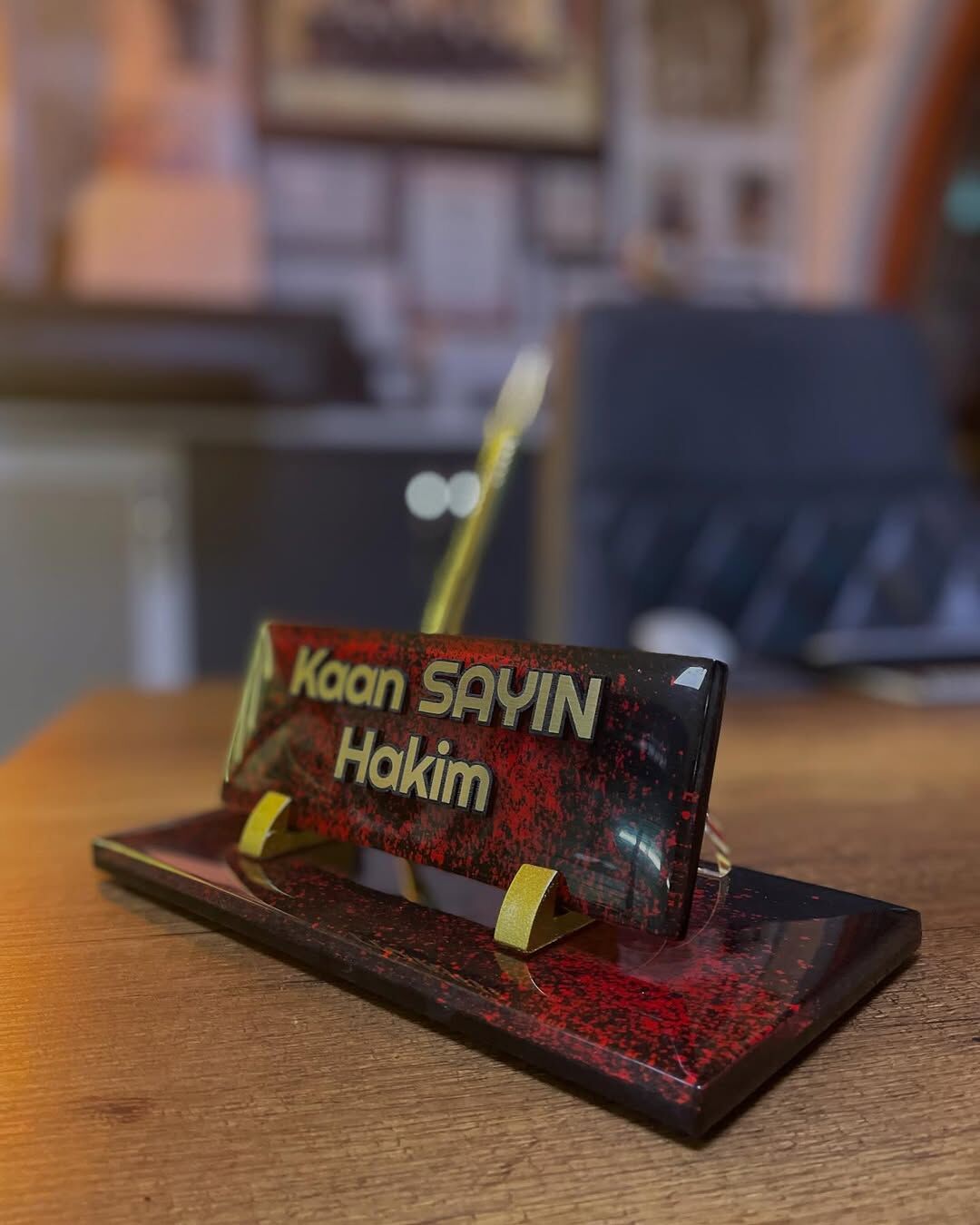 Kırmızı Dekorlu Cam Masa İsimliği