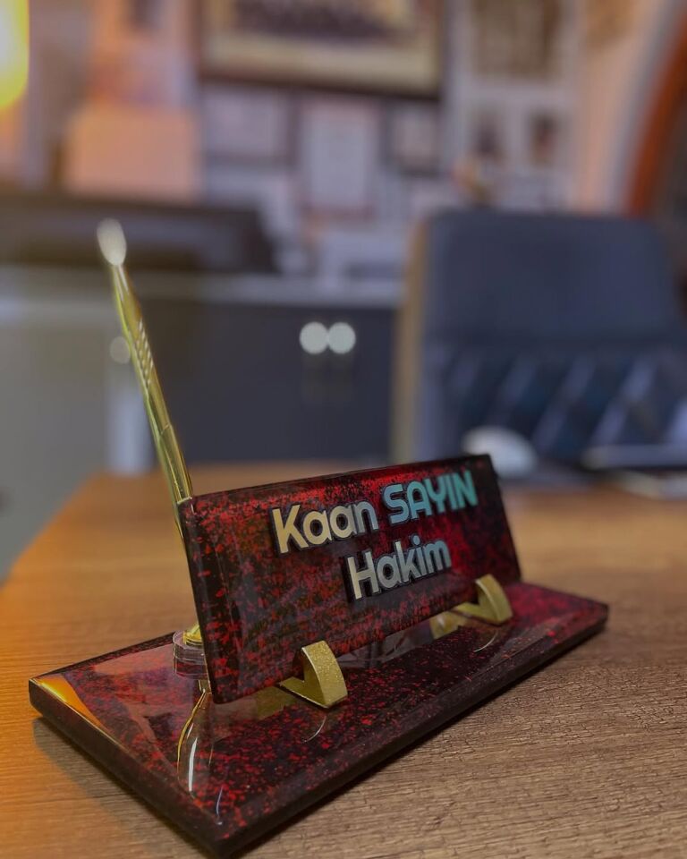 Kırmızı Dekorlu Cam Masa İsimliği