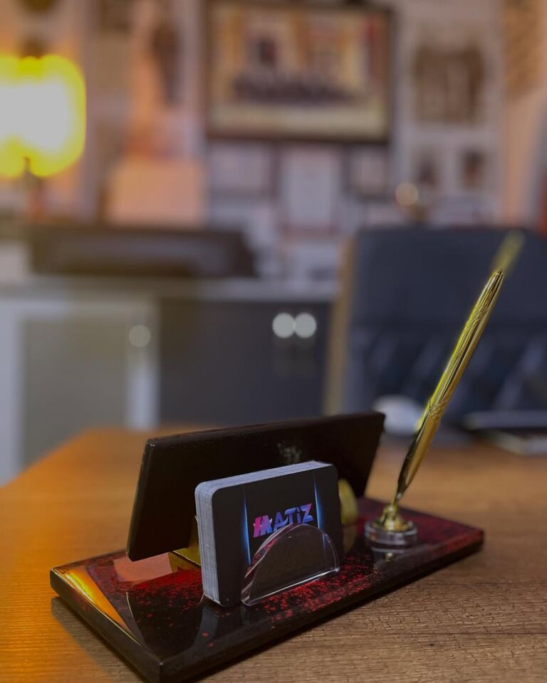 Kırmızı Dekorlu Cam Masa İsimliği