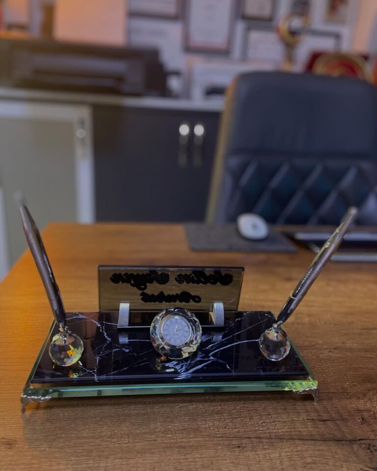 Mermer Desenli Kristal Masa İsimliği