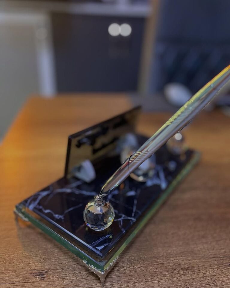 Mermer Desenli Kristal Masa İsimliği