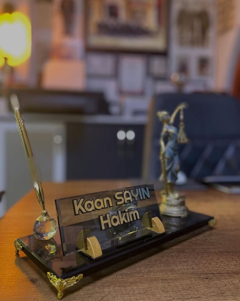 Themis Heykelli Masa İsimliği