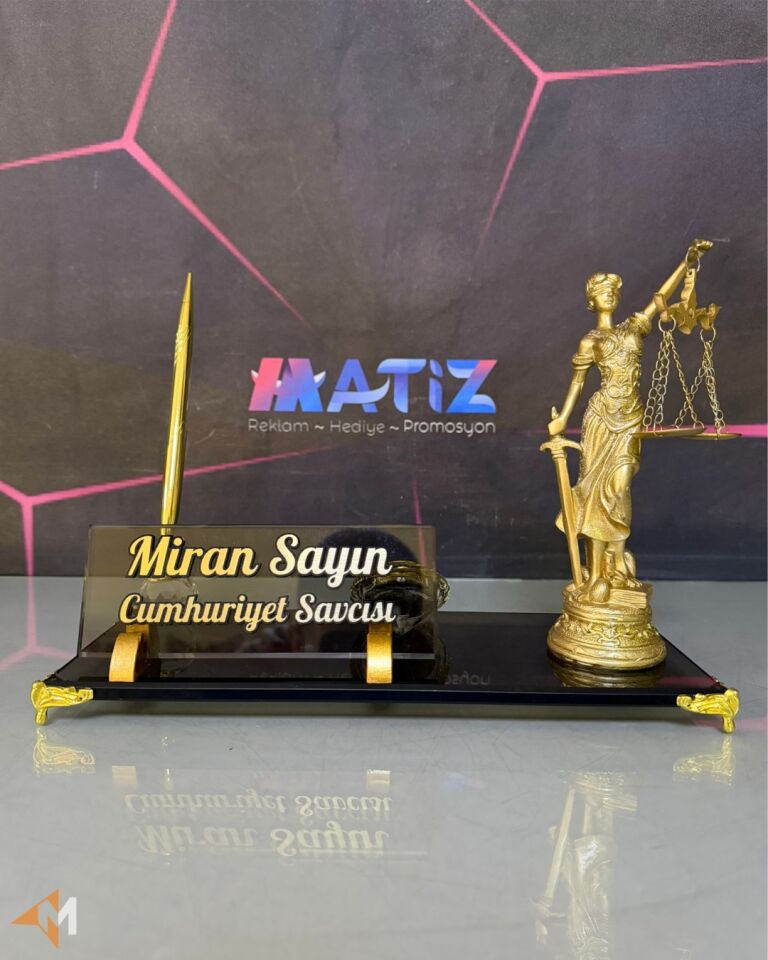 Themis Heykelli Masa İsimliği
