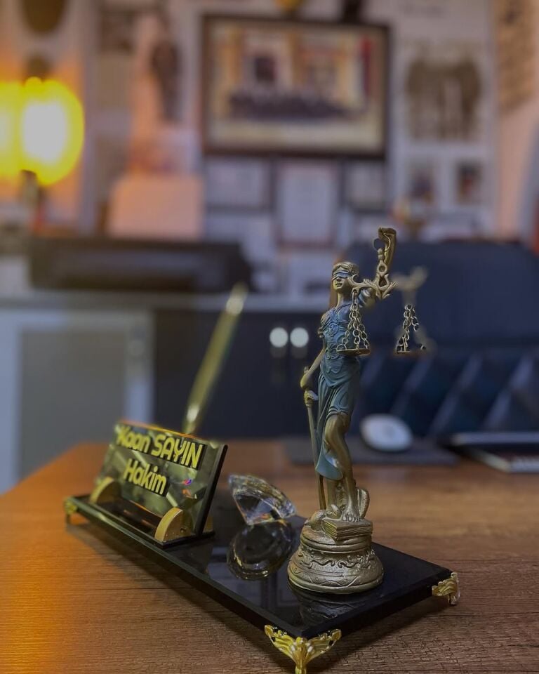 Themis Heykelli Masa İsimliği