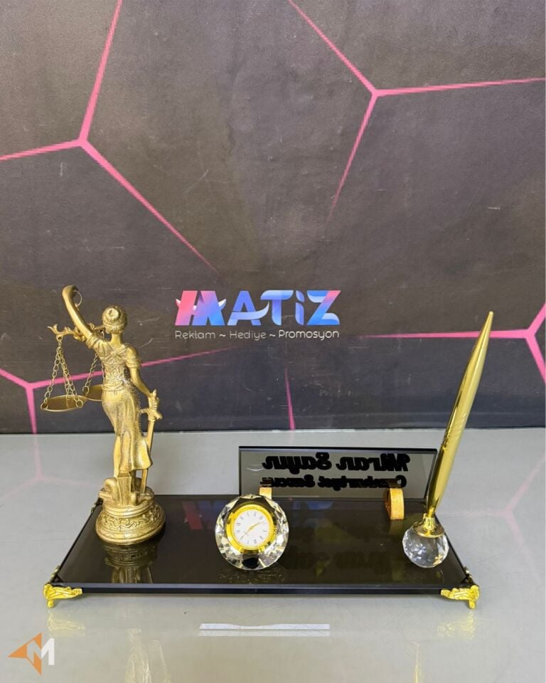 Themis Heykelli Masa İsimliği