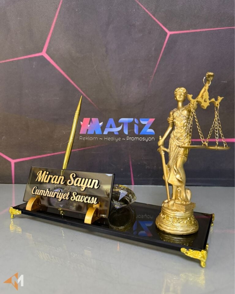 Themis Heykelli Masa İsimliği