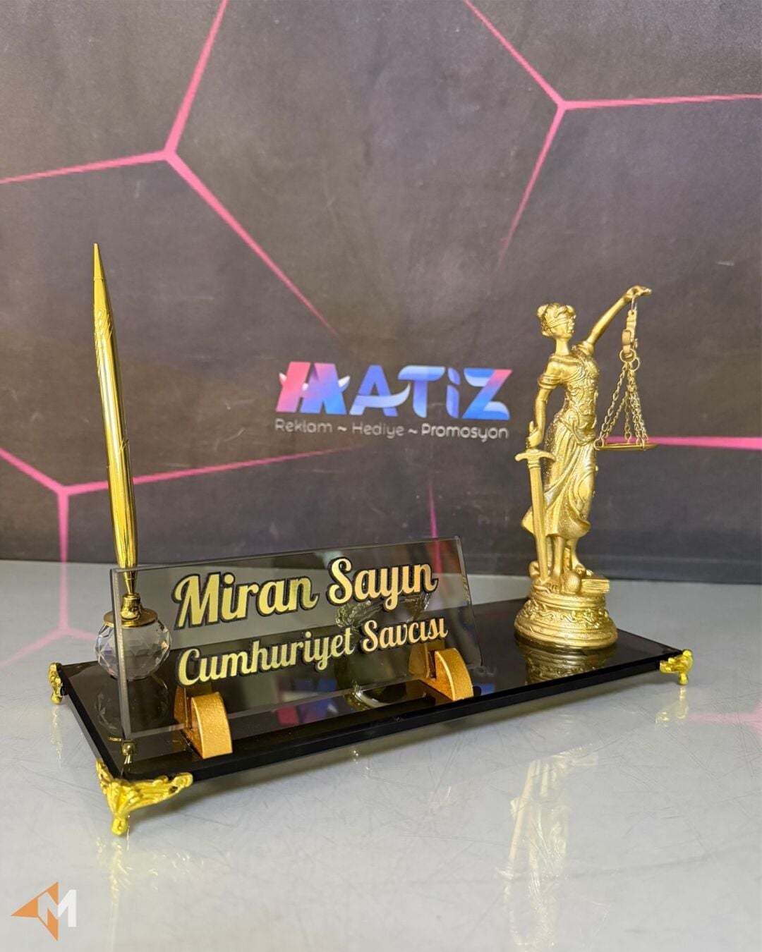 Themis Heykelli Masa İsimliği