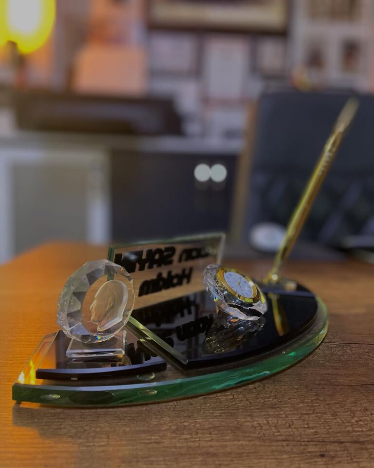 Oval Kristal Masa İsimliği