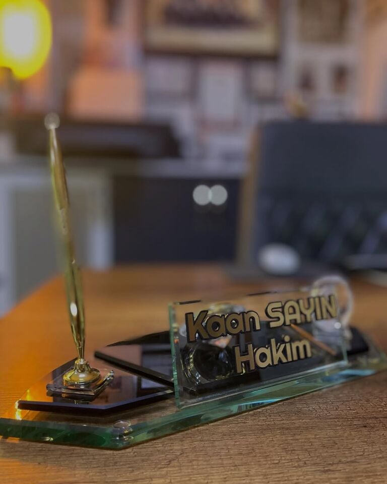 Oval Kristal Masa İsimliği