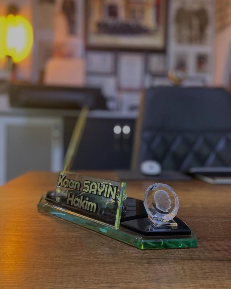 Oval Kristal Masa İsimliği