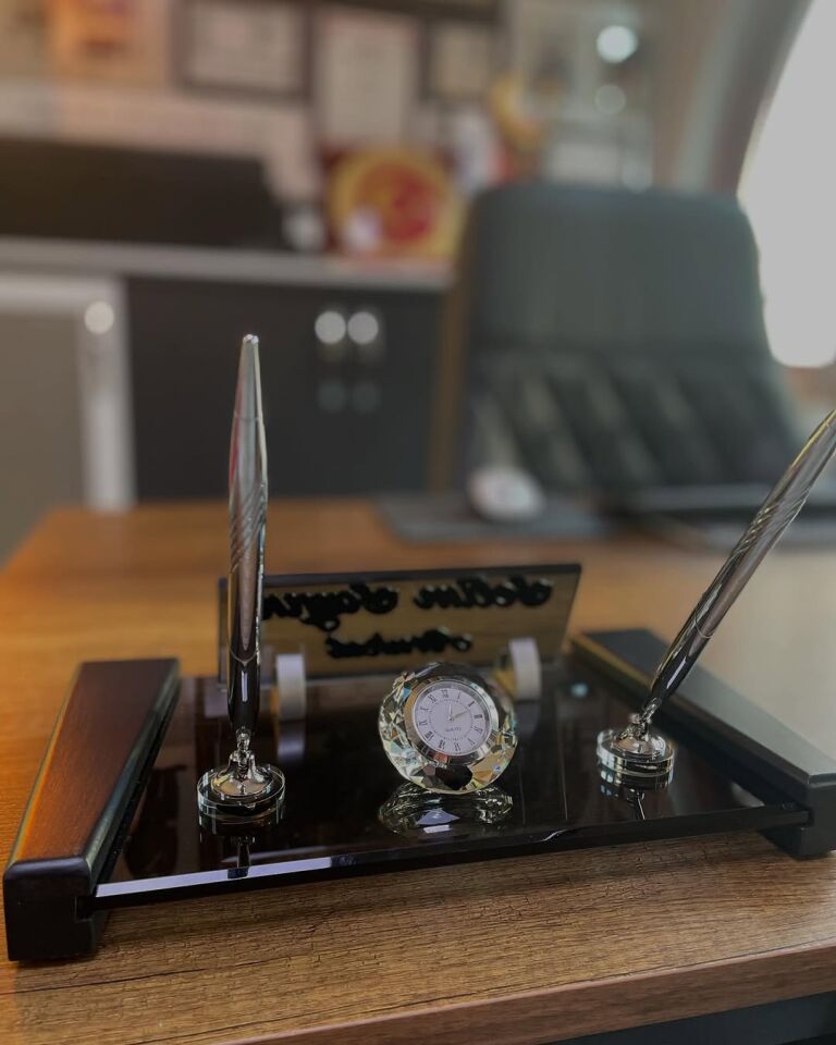 Füme Ahşap ve Kristal İsimlik