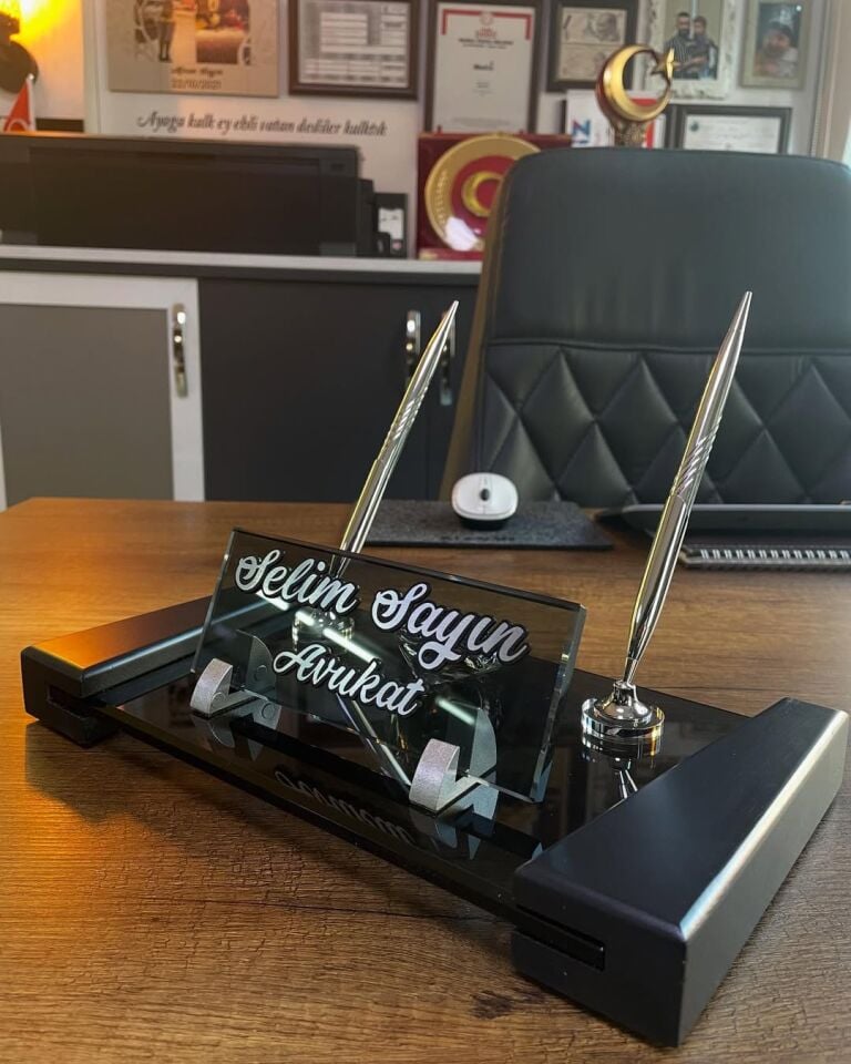 Füme Ahşap ve Kristal İsimlik