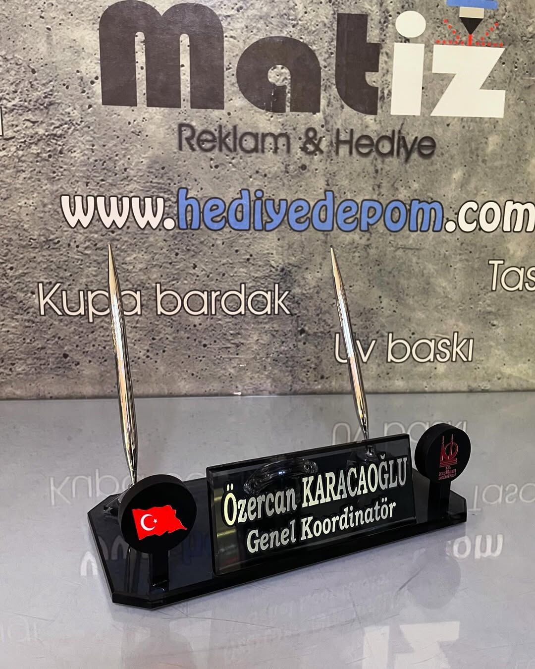 Çift Logolu Füme Cam İsimlik