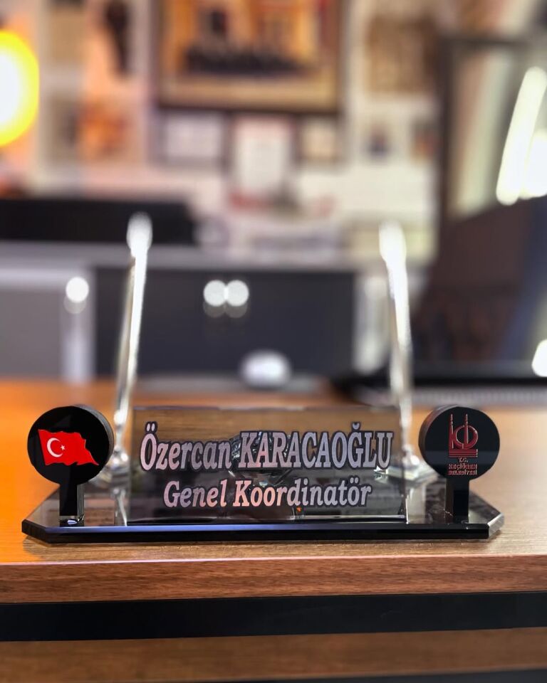 Çift Logolu Füme Cam İsimlik