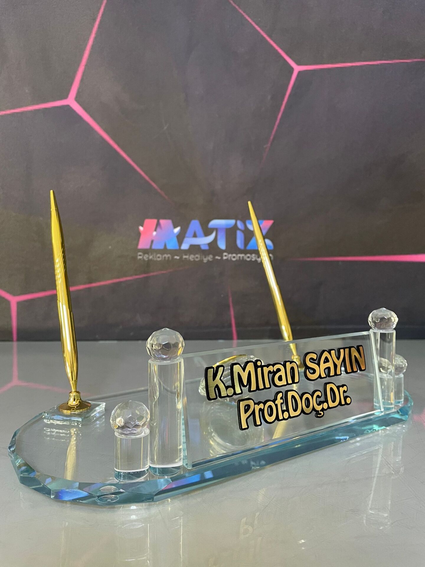 Oval Kristal Masa İsimliği