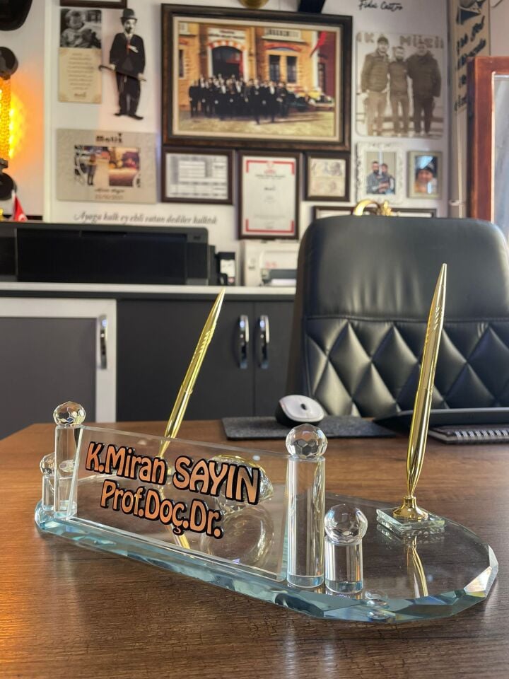 Oval Kristal Masa İsimliği