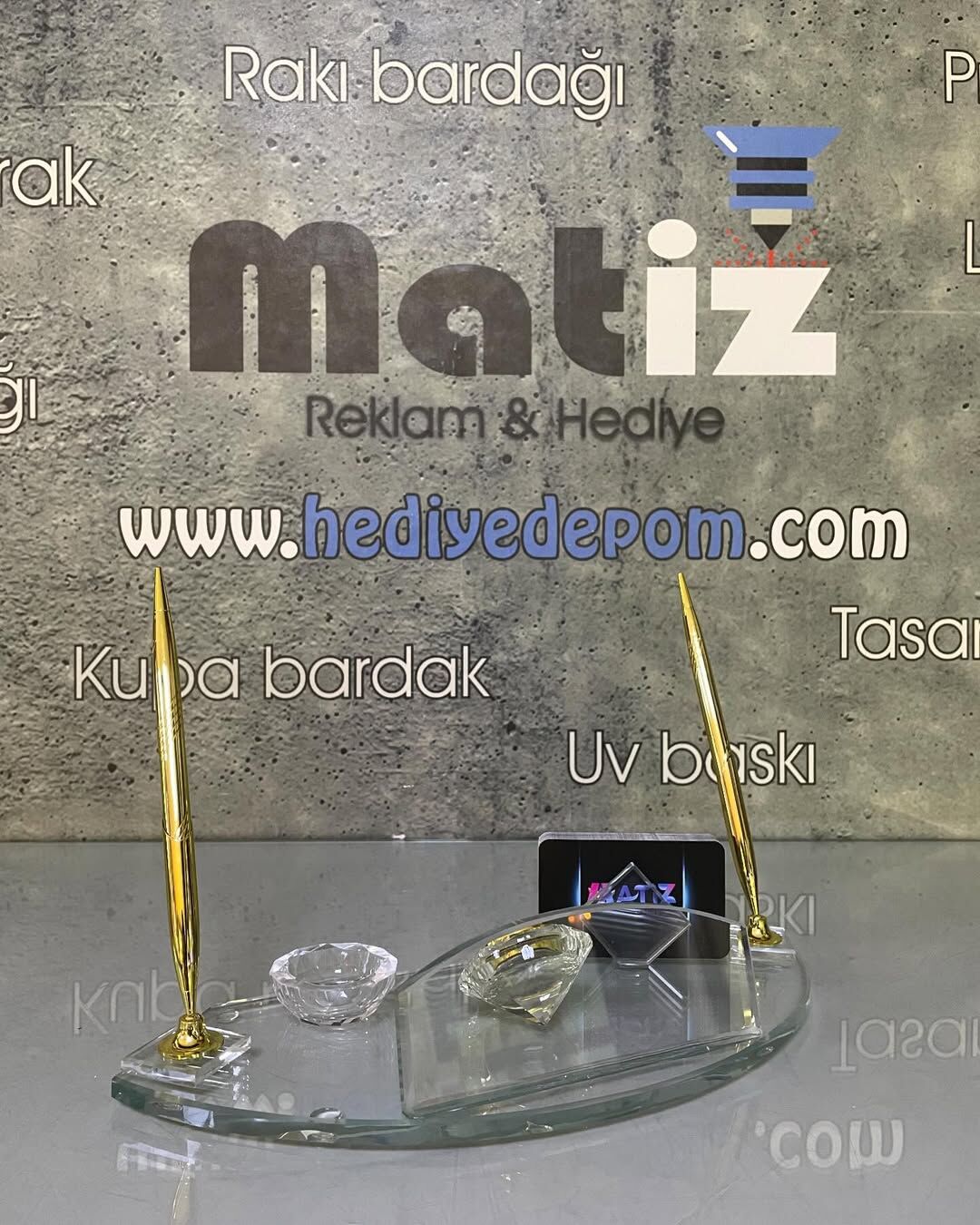 Oval Kesim Kristal Masa İsimliği