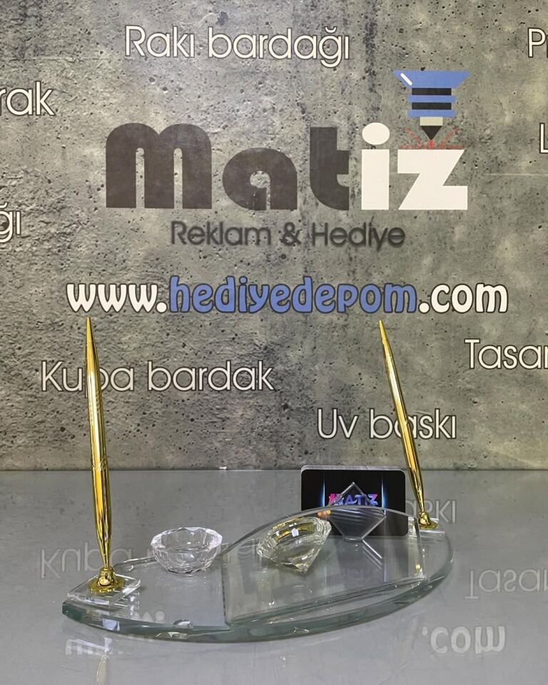 Oval Kesim Kristal Masa İsimliği