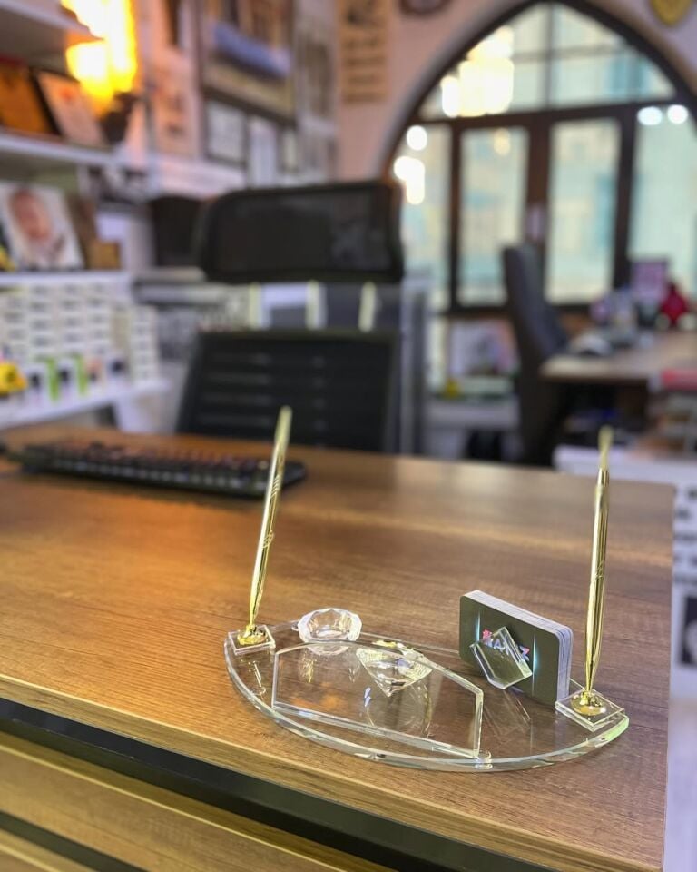 Oval Kesim Kristal Masa İsimliği