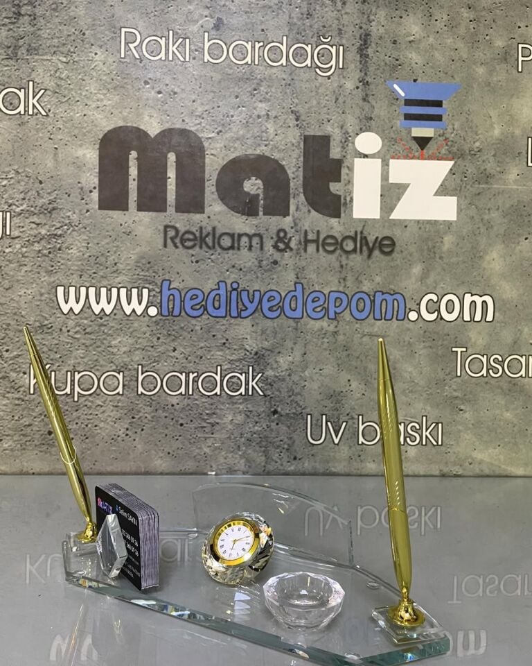 Oval Kesim Kristal Masa İsimliği