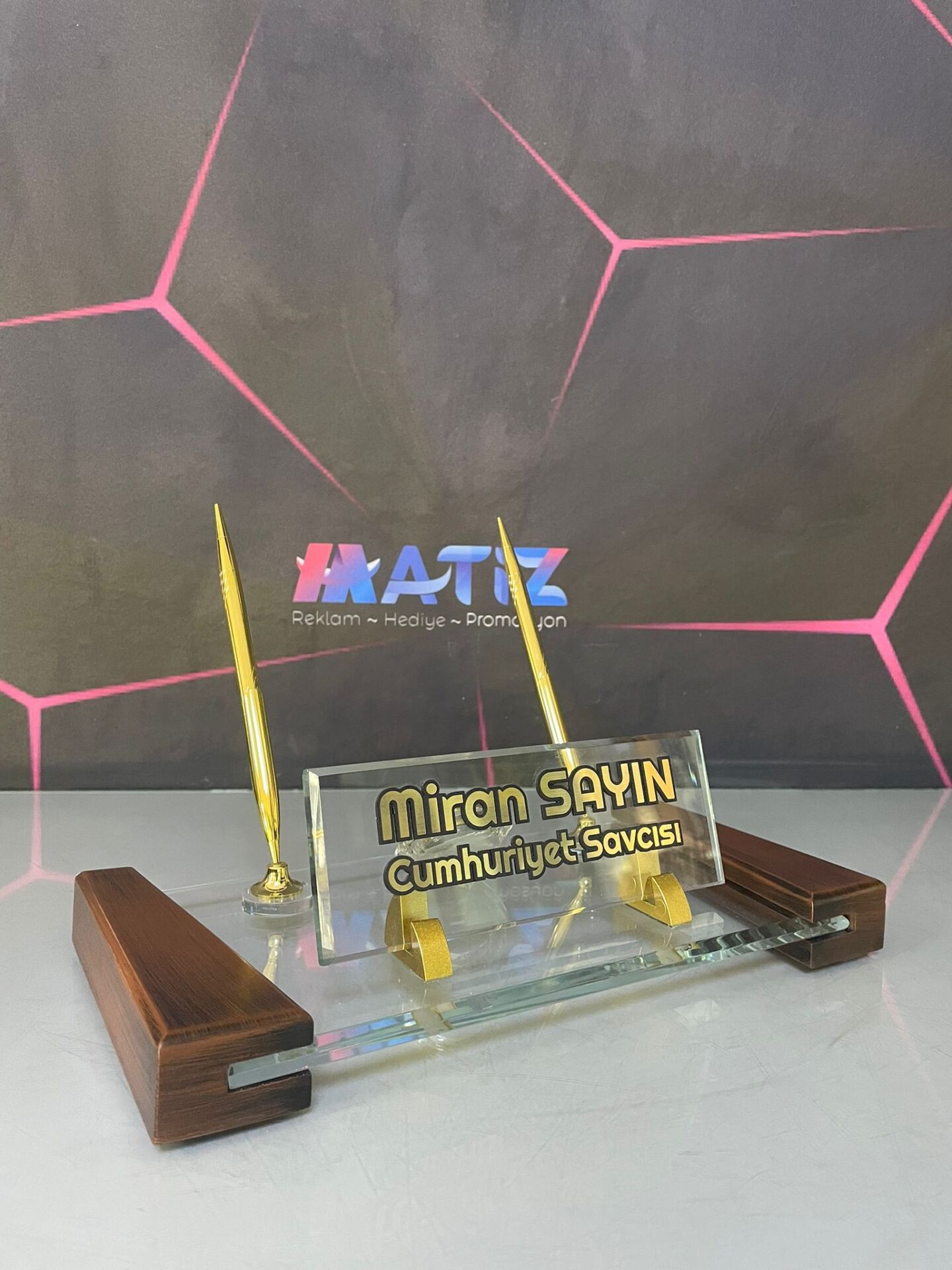 Ahşap ve Kristal Masa İsimliği Seti