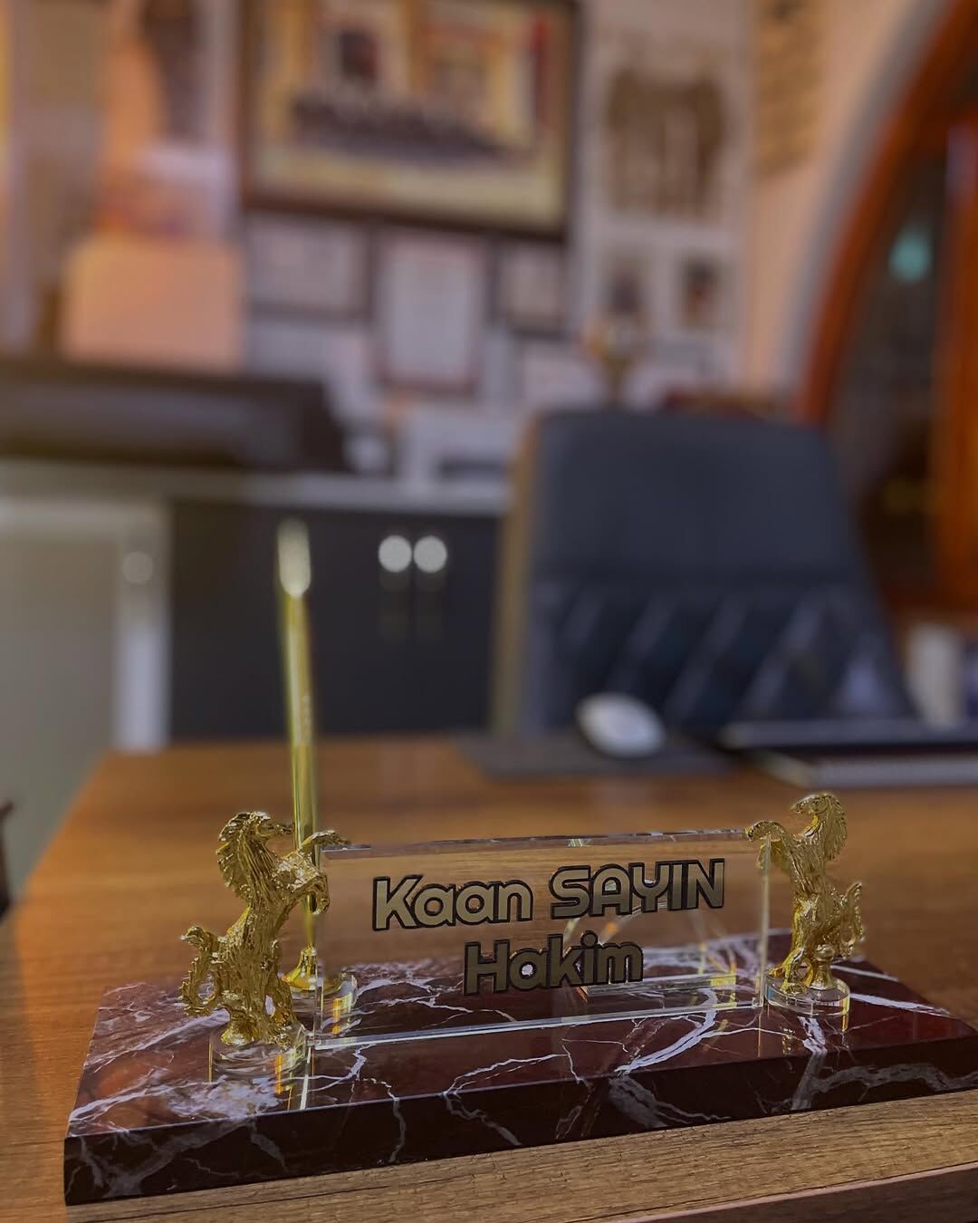 At Figürlü Mermer İsimlik