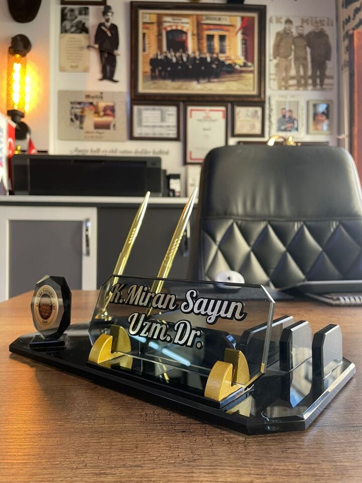 Doktor Logolu Masa İsimliği