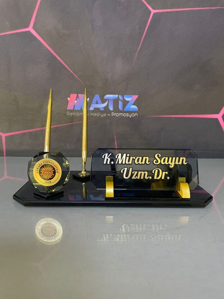 Doktor Logolu Masa İsimliği