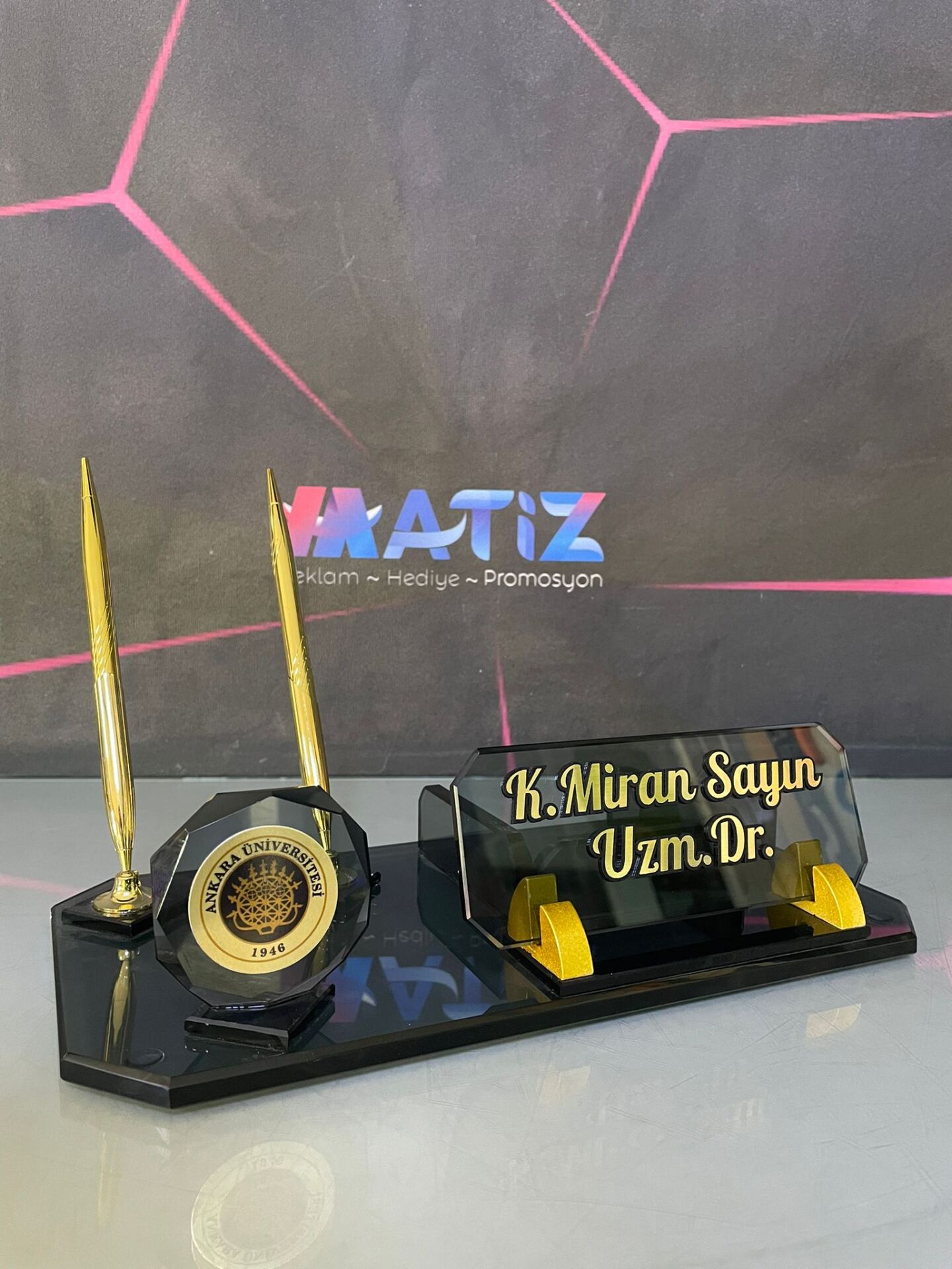 Doktor Logolu Masa İsimliği