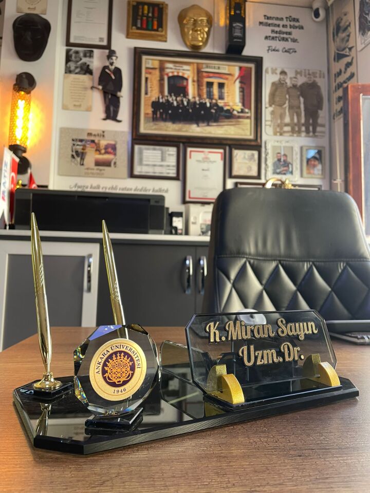 Doktor Logolu Masa İsimliği