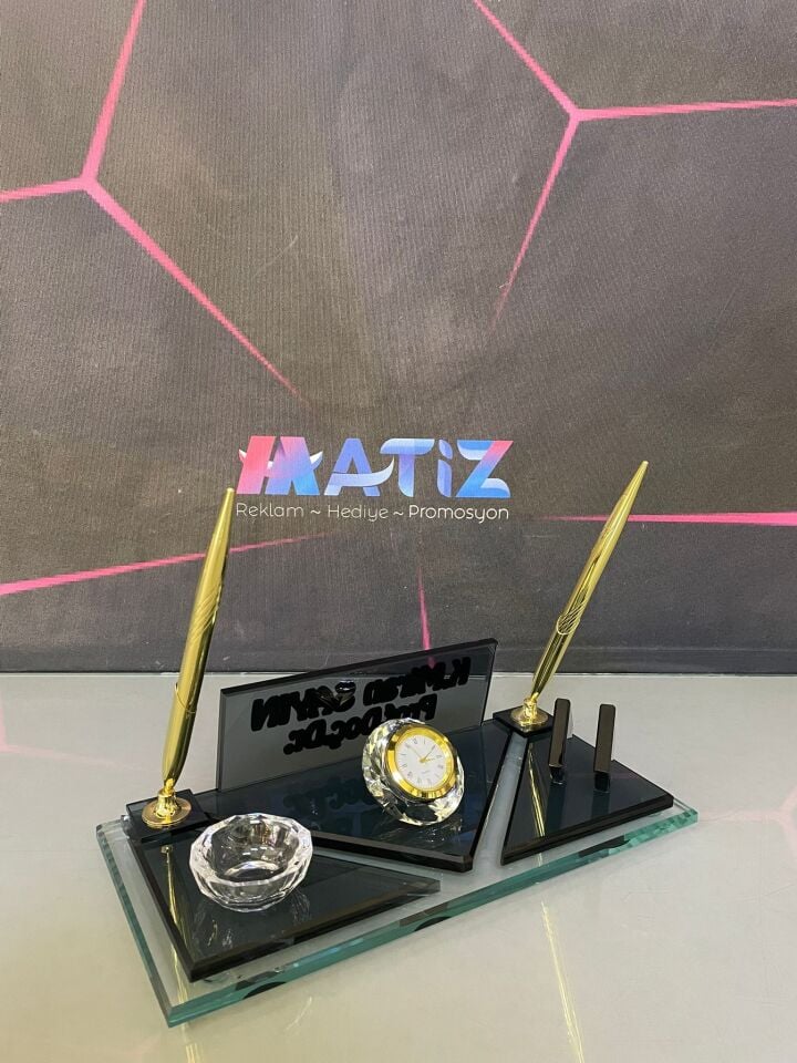 Üçgen Kesim Cam Masa İsimliği