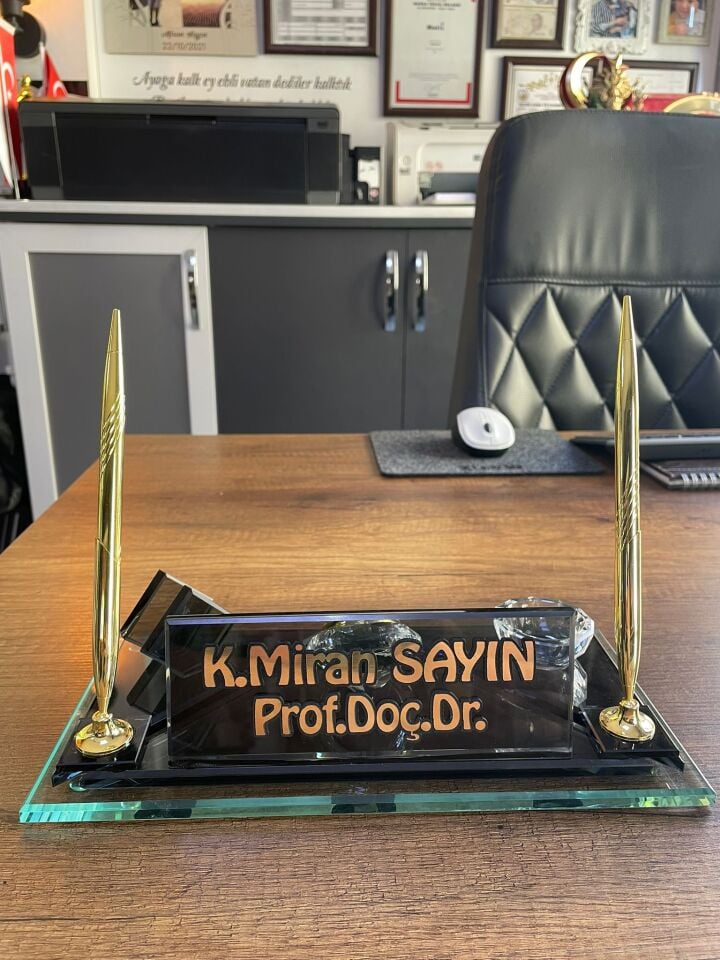 Üçgen Kesim Cam Masa İsimliği