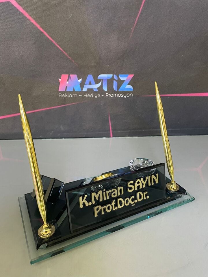 Üçgen Kesim Cam Masa İsimliği