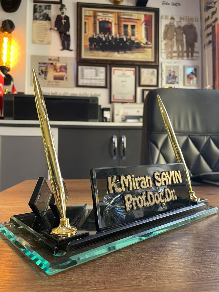 Üçgen Kesim Cam Masa İsimliği