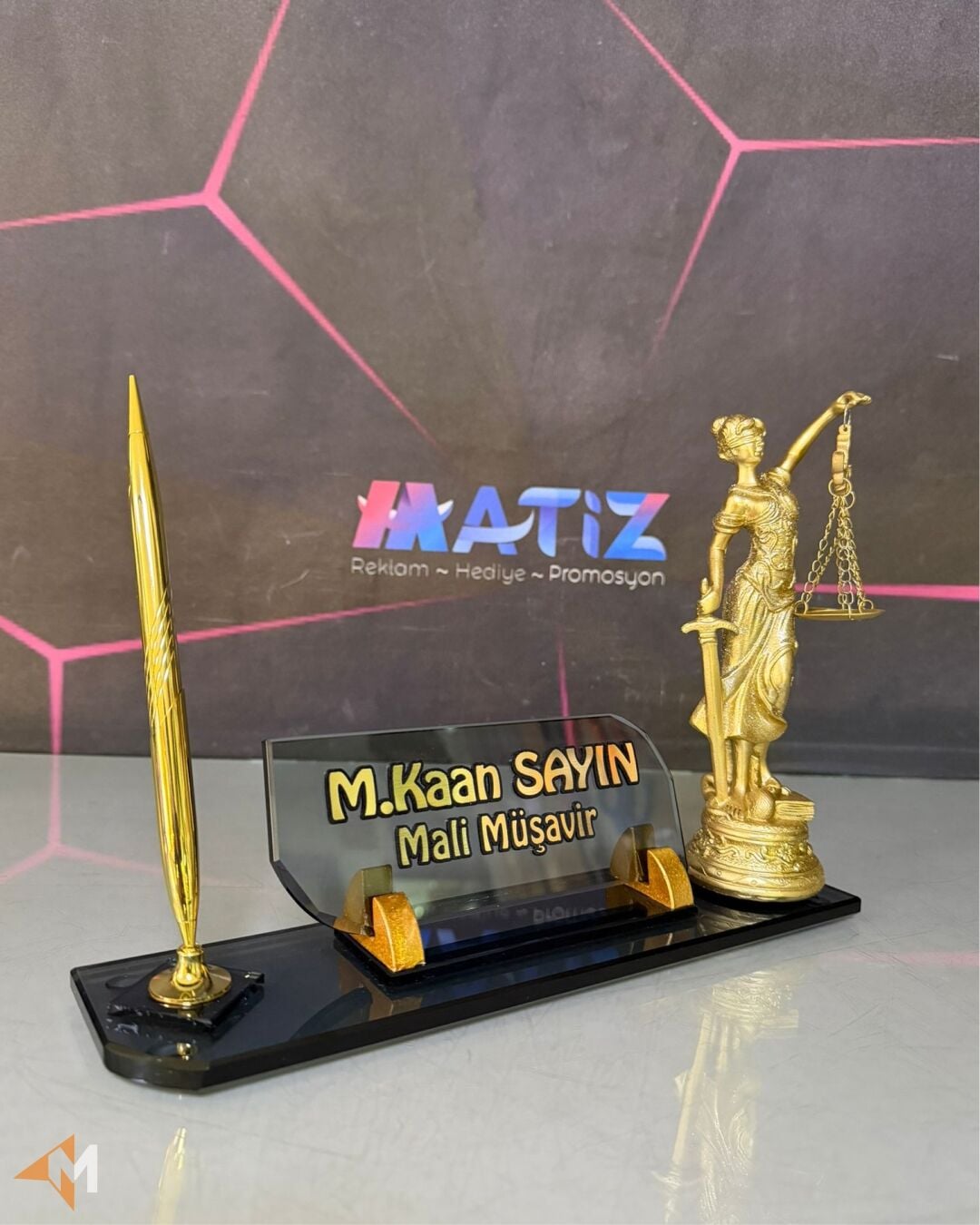 Themis Heykelli Masa İsimliği