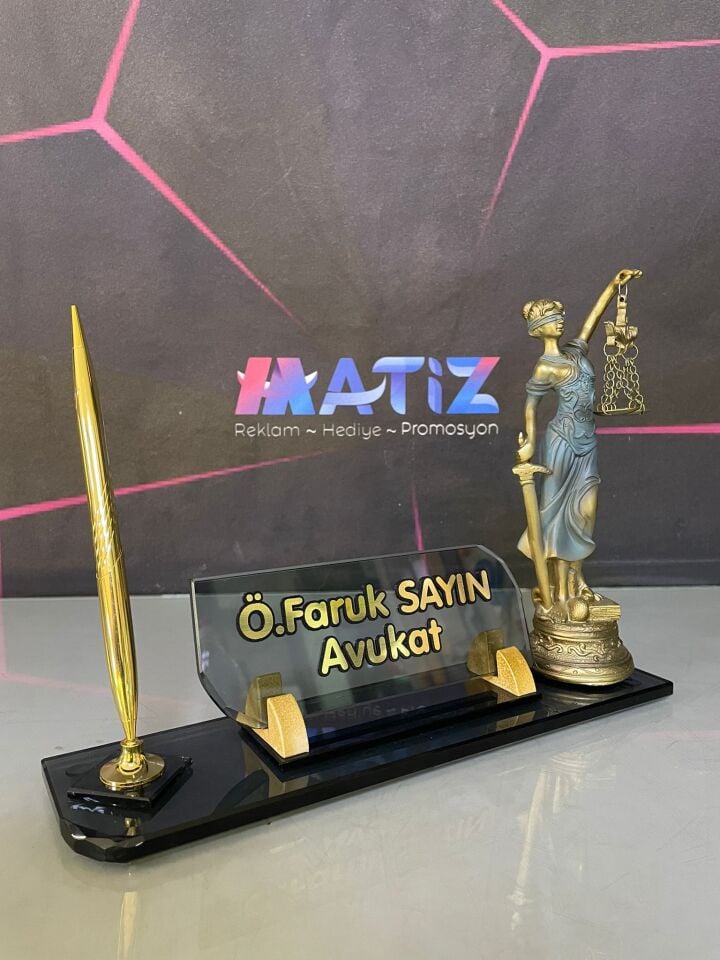 Themis Heykelli Masa İsimliği